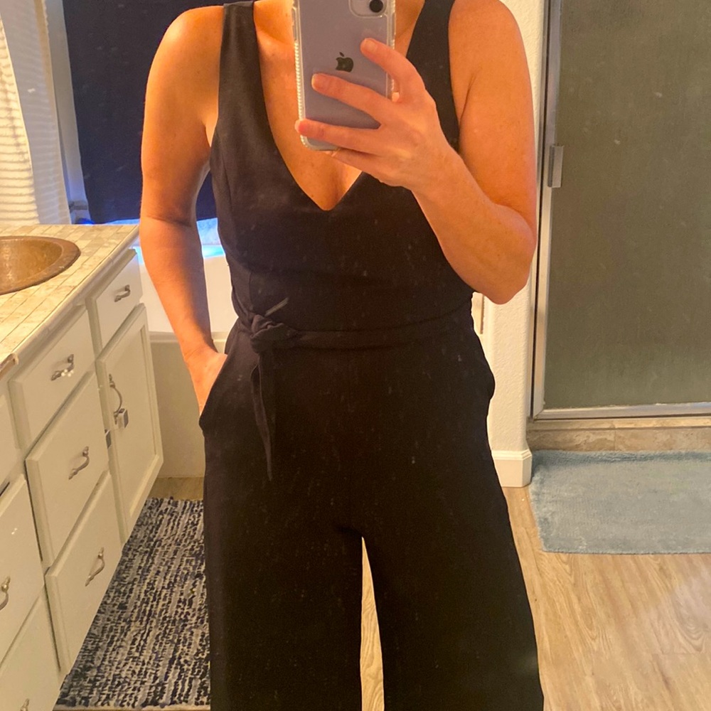 Black, V-neck Jumpsuit💁🏼‍♀️ - Picture 2 of 3